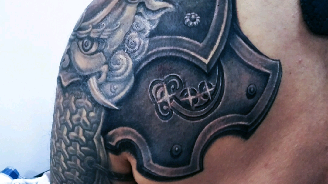 个性盔甲纹身