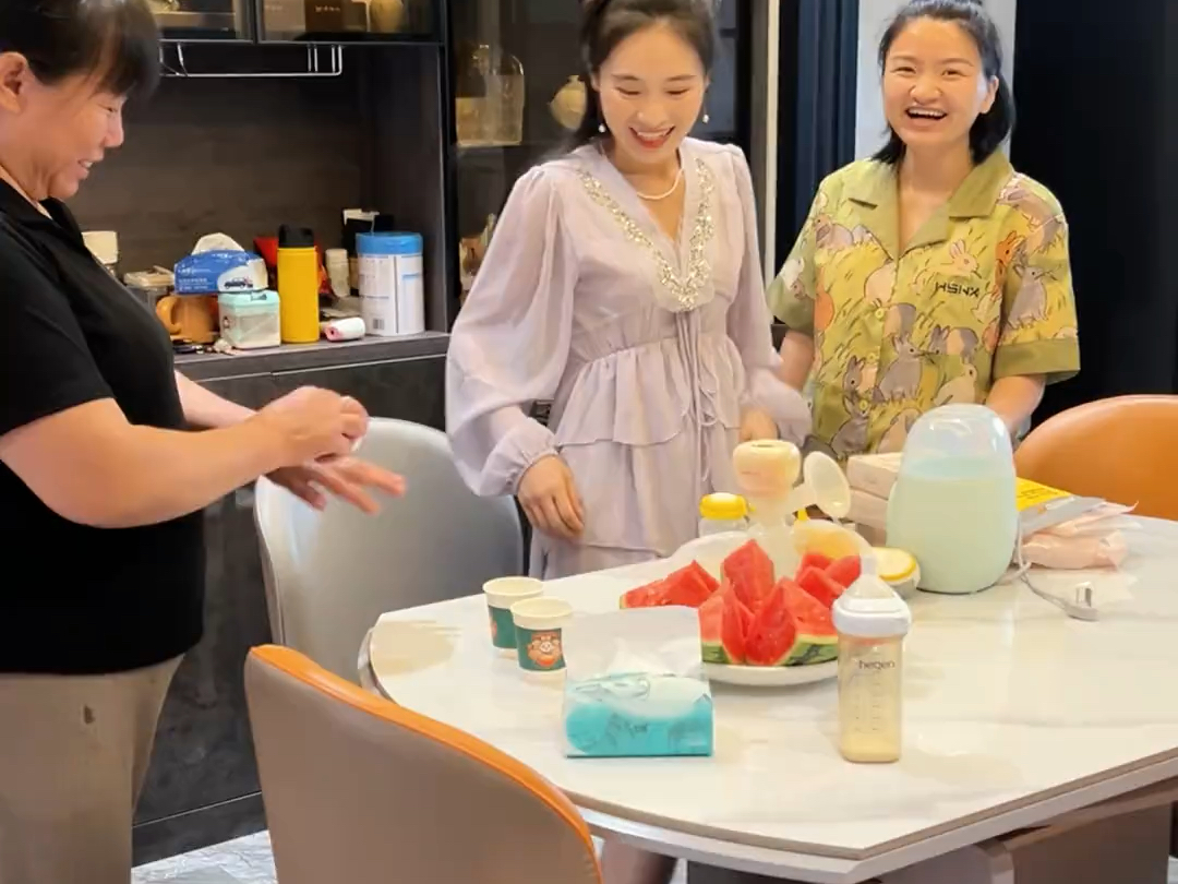 阿玲怀孕15周了开始显怀了,裤子都穿不上了,去阿菜家淘淘