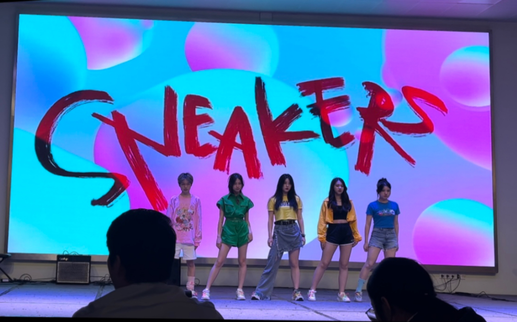 [图]【SIS】全员彩色运动鞋！Sneakers翻跳【220908中秋晚会】