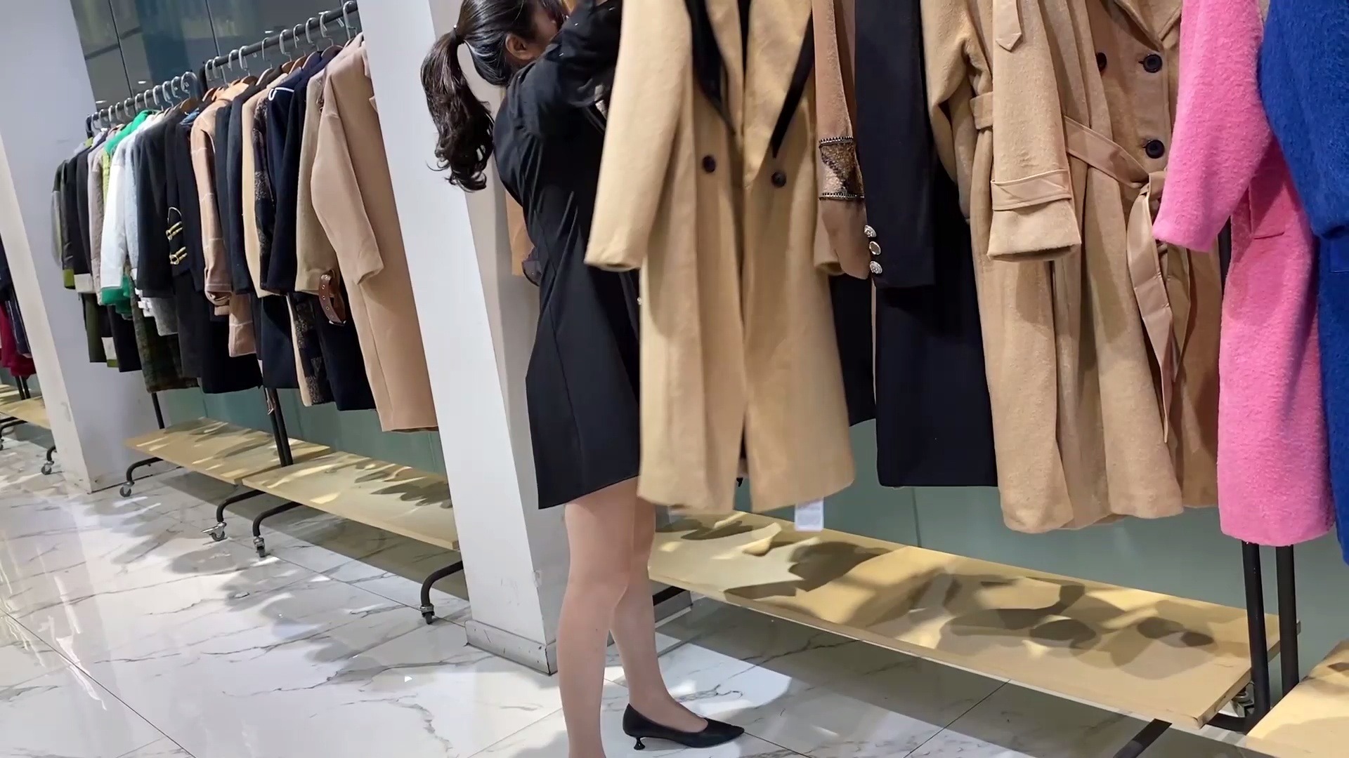 2021年档口尖货品牌女装档口实拍服装讲解品牌zhibai旨白冬装大衣挂板