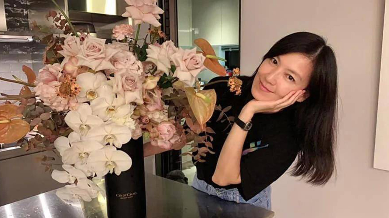 林熙蕾浑身珠宝出席活动!穿薄纱长裙身材纤细,双手插兜霸气十足