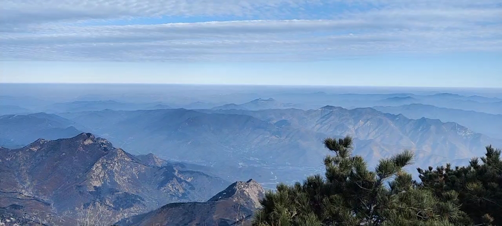 泰山 东尧观顶,站在太极功德碑上远眺.