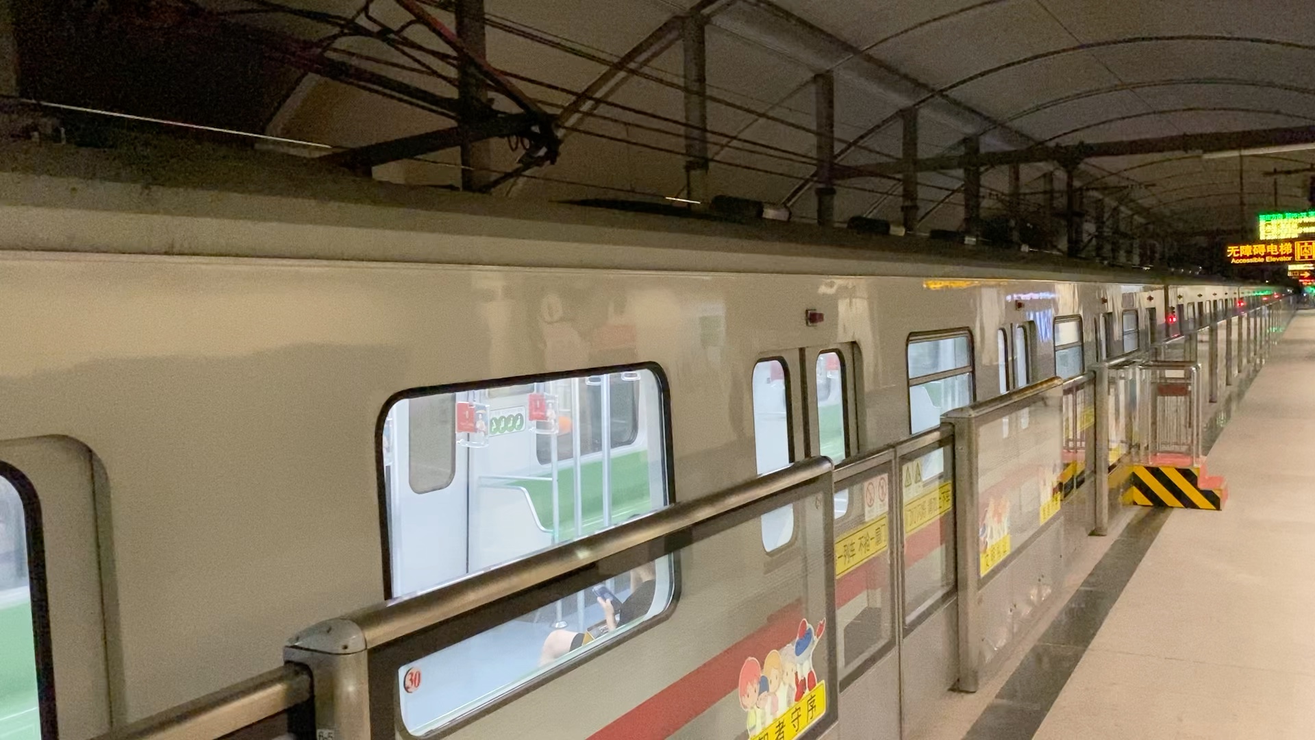 上海地铁1号线友谊西路站老老八114交会老八118