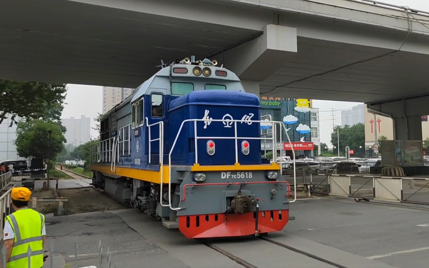 西局西段df7c5618单机回西安西站 通过沣惠路道口_哔哩哔哩_bilibili