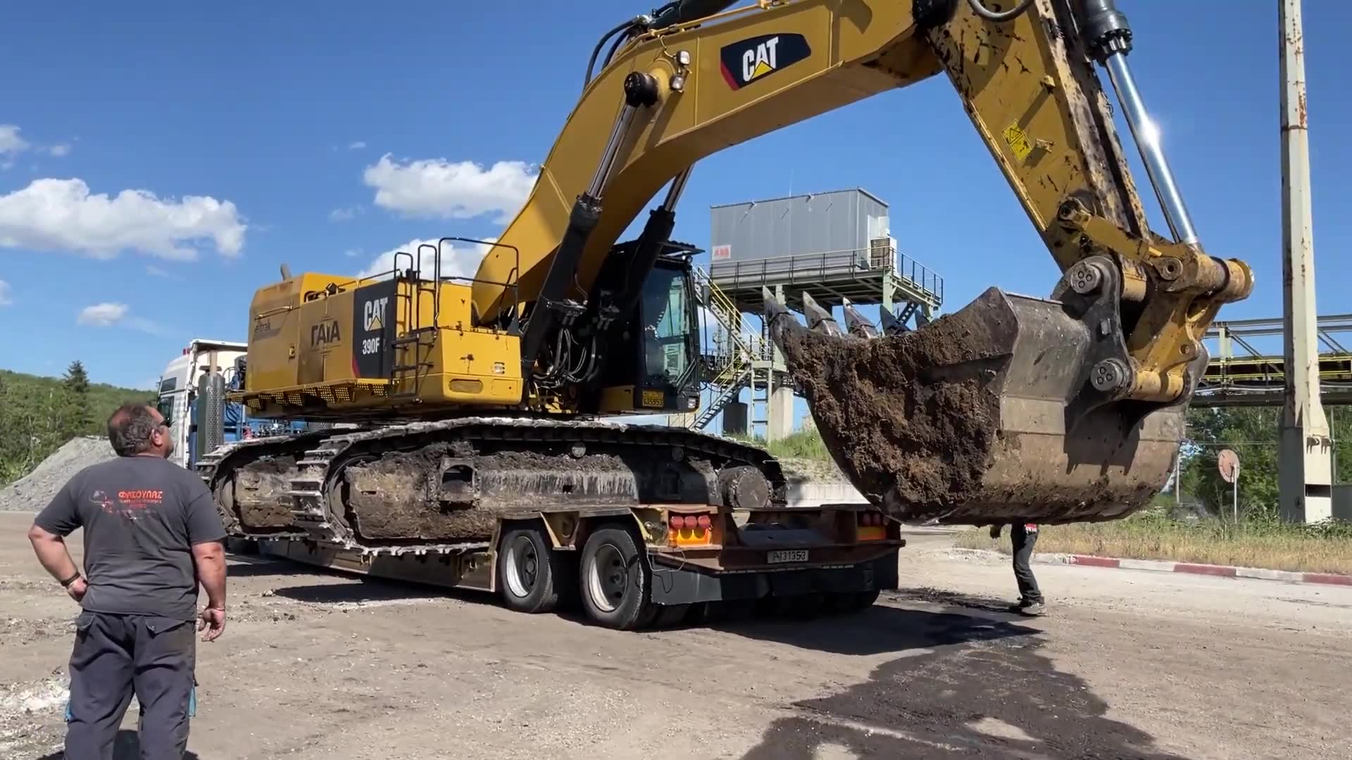 man卡车运输cat 390f挖掘机