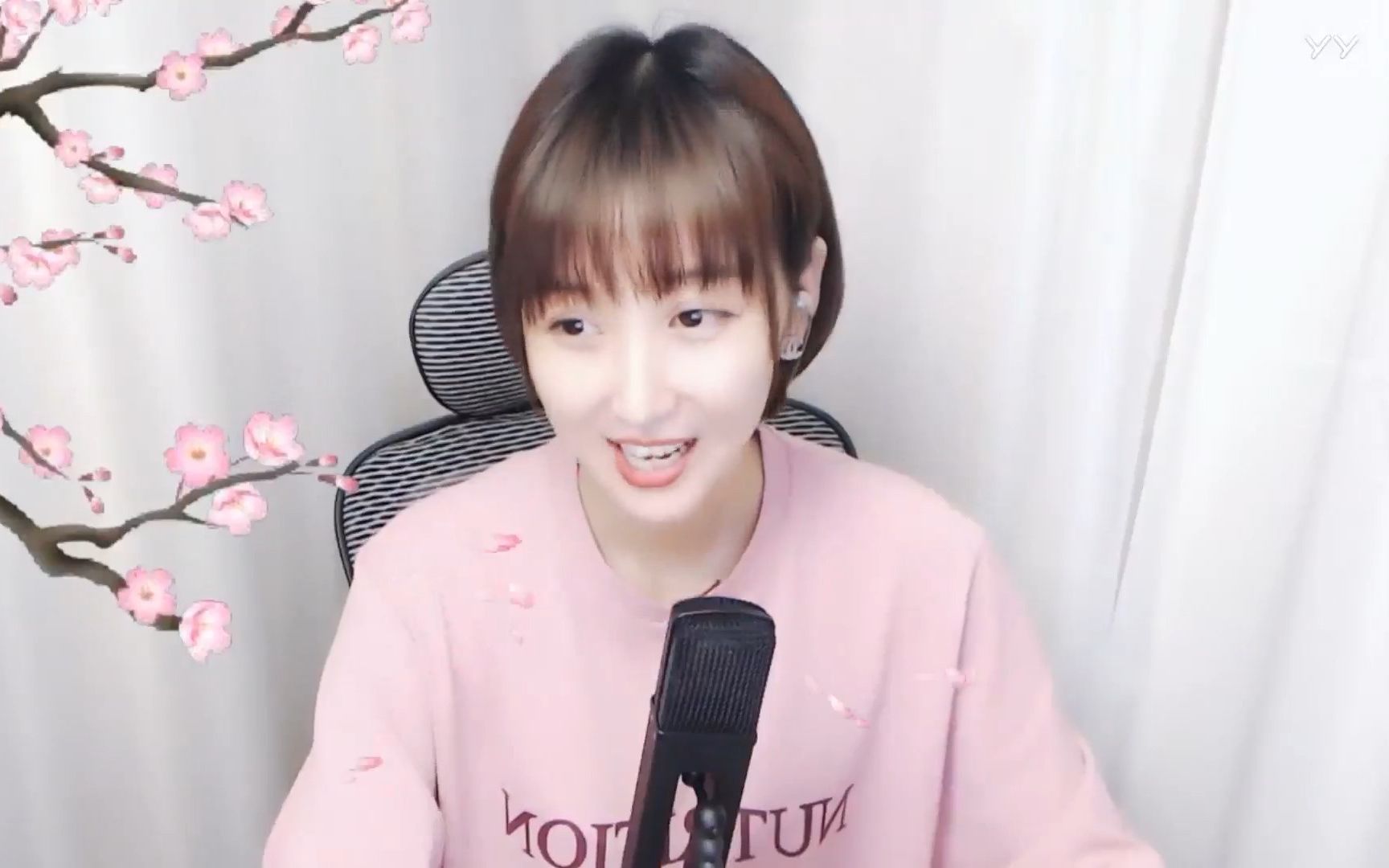 美女主播梁红演唱歌曲《离别两依依》伤感歌声,满满回忆!