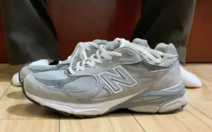 Video herunterladen: 【鞋身展示】new balance 990v3 元祖灰上脚效果展示