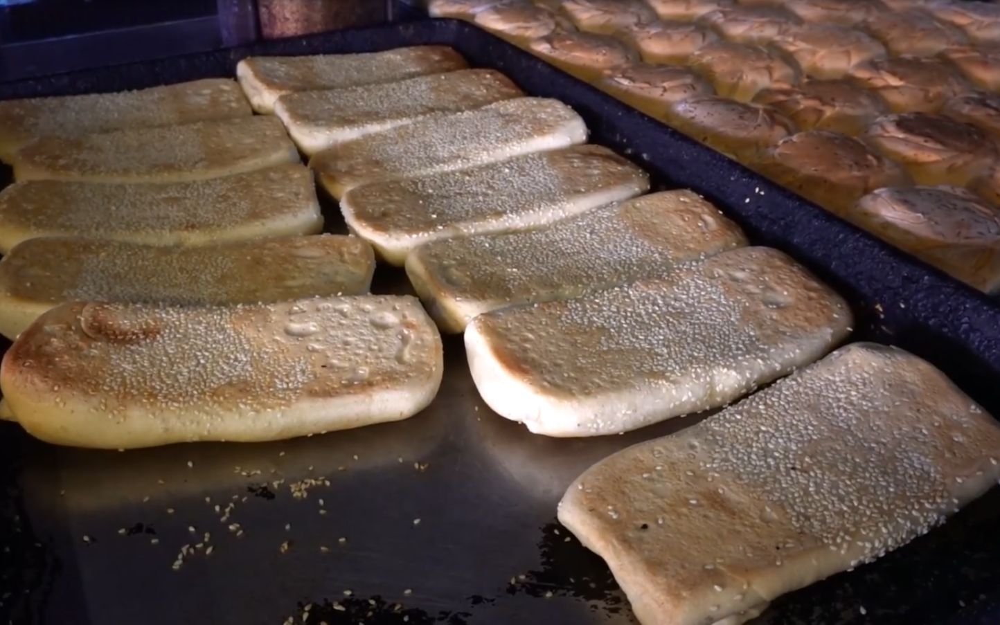 台湾人的最爱老板用面粉做出一层层的烧饼和馒头你想吃吗