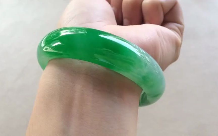 56冰种正阳绿天然缅甸翡翠正圆手镯辣绿高冰种玉镯