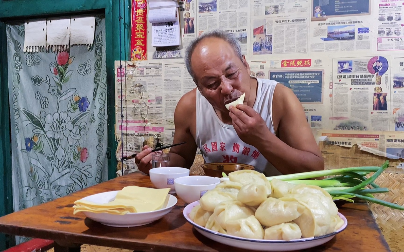 整理完菜园,大爷怼上几十个肥肉大饺子,一咬一兜油,太香了哔哩哔哩bilibili