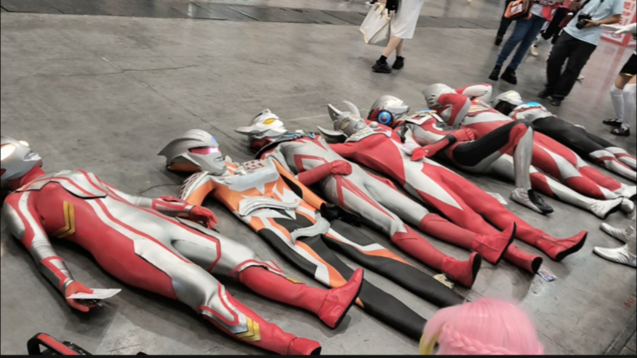 国庆节重庆梦乡漫展:一排奥特曼躺地上!