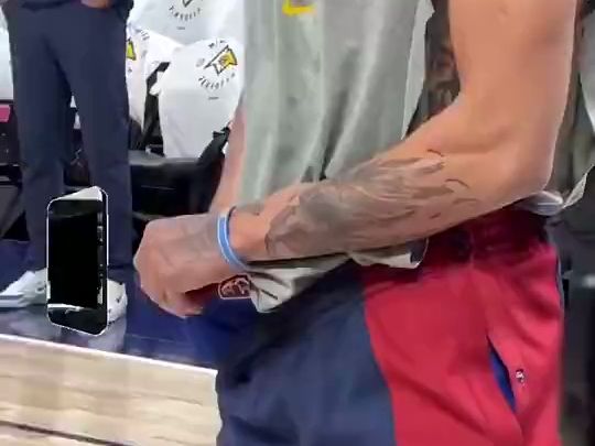 【季后赛r1g2】阿隆戈登从裤子里面的口袋掏出手机!