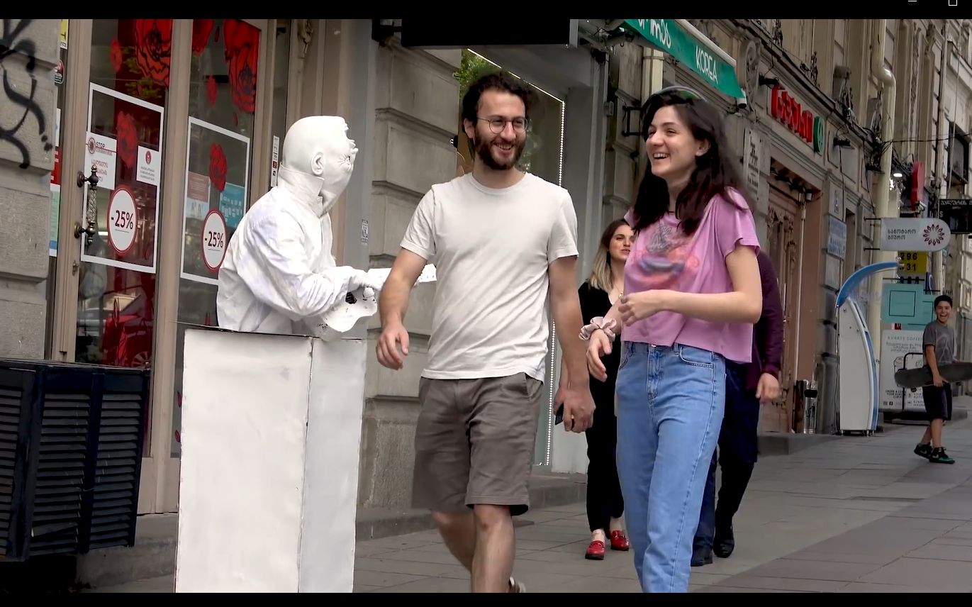 欧洲街头整蛊装成白色雕像吓唬人看看会不会挨打