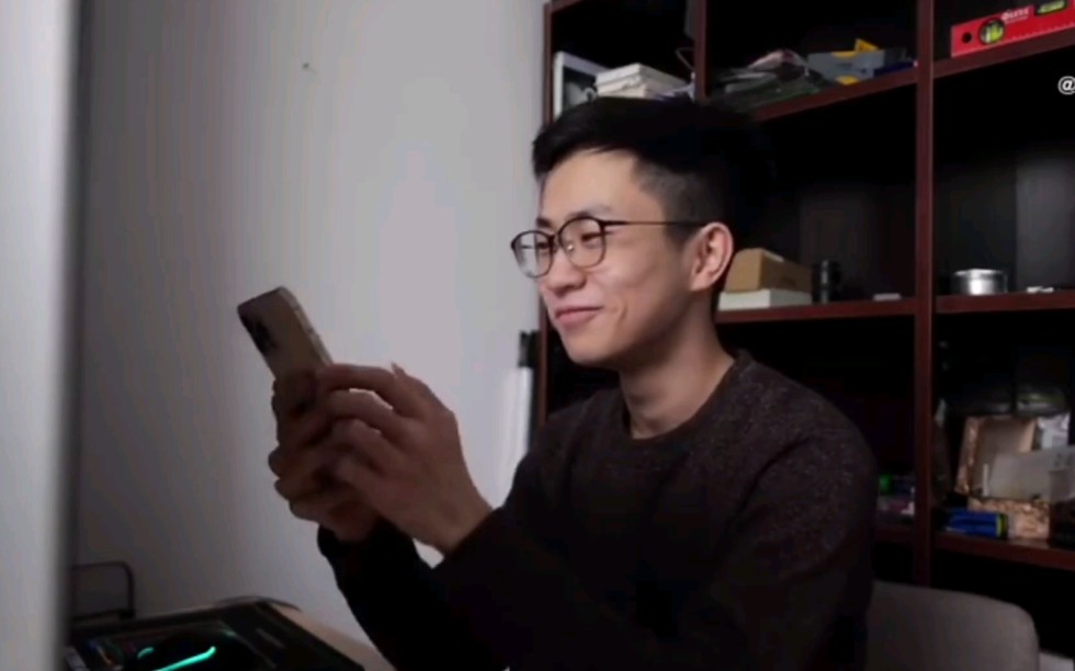 老师好我叫何同学何同学快乐瞬间Ⅰ这视频不能帮你戒何同学