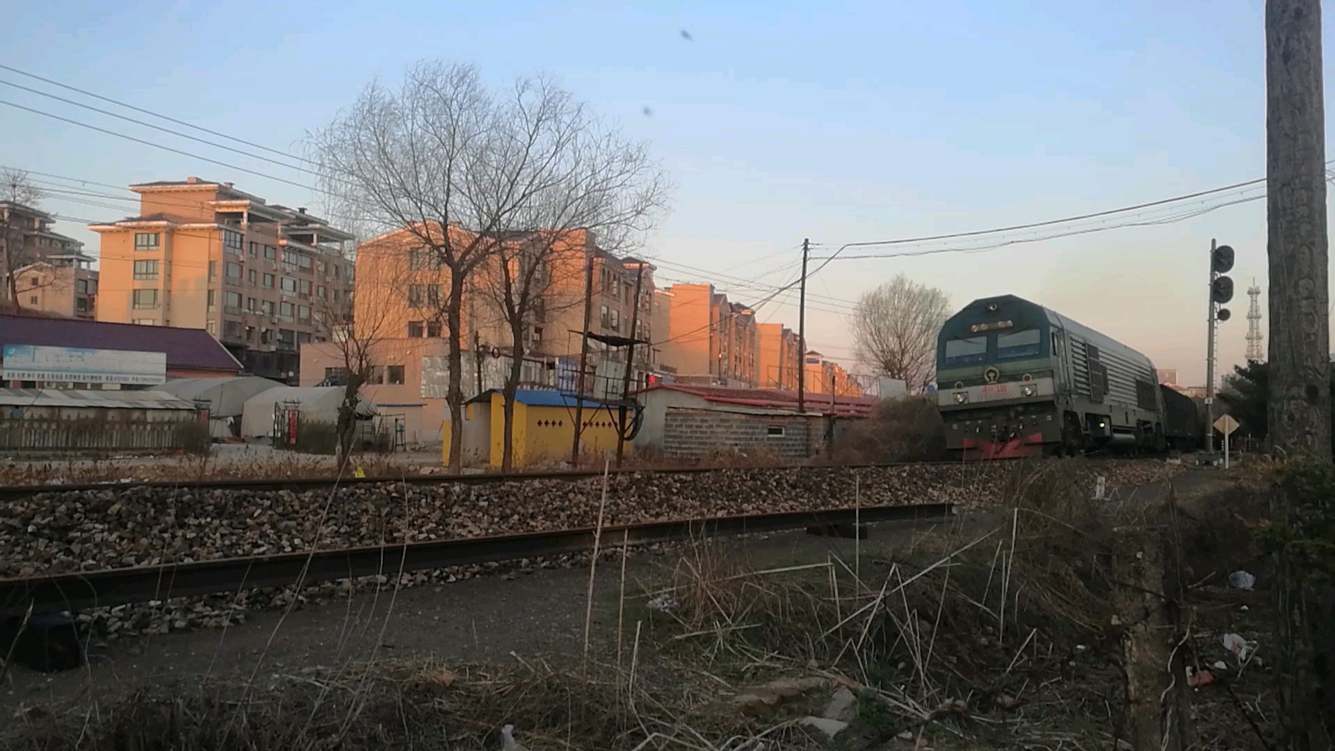 【拍车】hxn3牵引货列驶出五龙背站