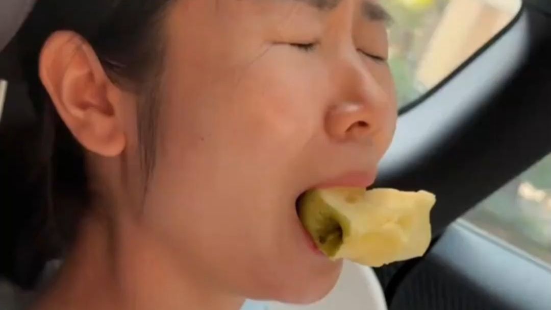 “女子啃苹果卡嘴里拿不出”登上热搜，当事人回应摆拍质疑：同事也误以为是恶作剧，确诊为脱臼