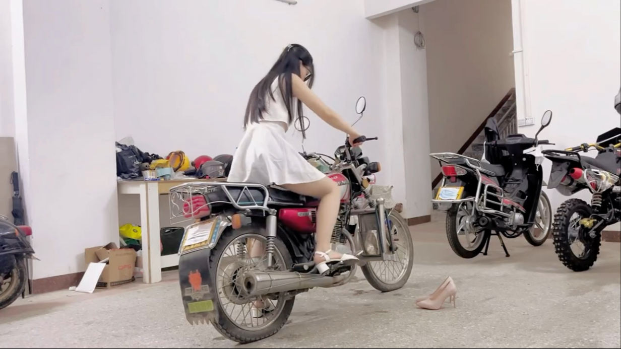 穿凉鞋踩发启动125摩托车