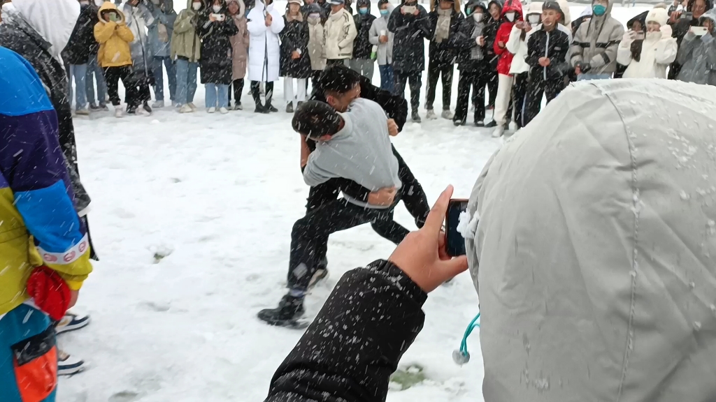 河北某高校医学生雪地摔跤哔哩哔哩bilibili