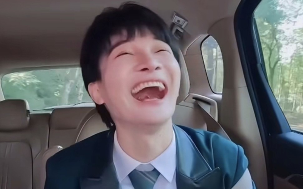 还沉浸在周深的笑声中不能自拔,哈哈哈,宝贝真的好可爱@卡布叻_周深