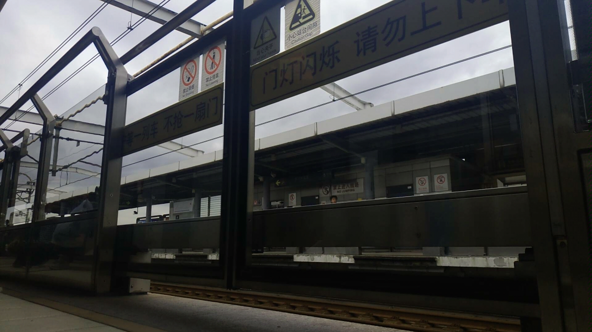 05c01型列车进 闵行开发区 站