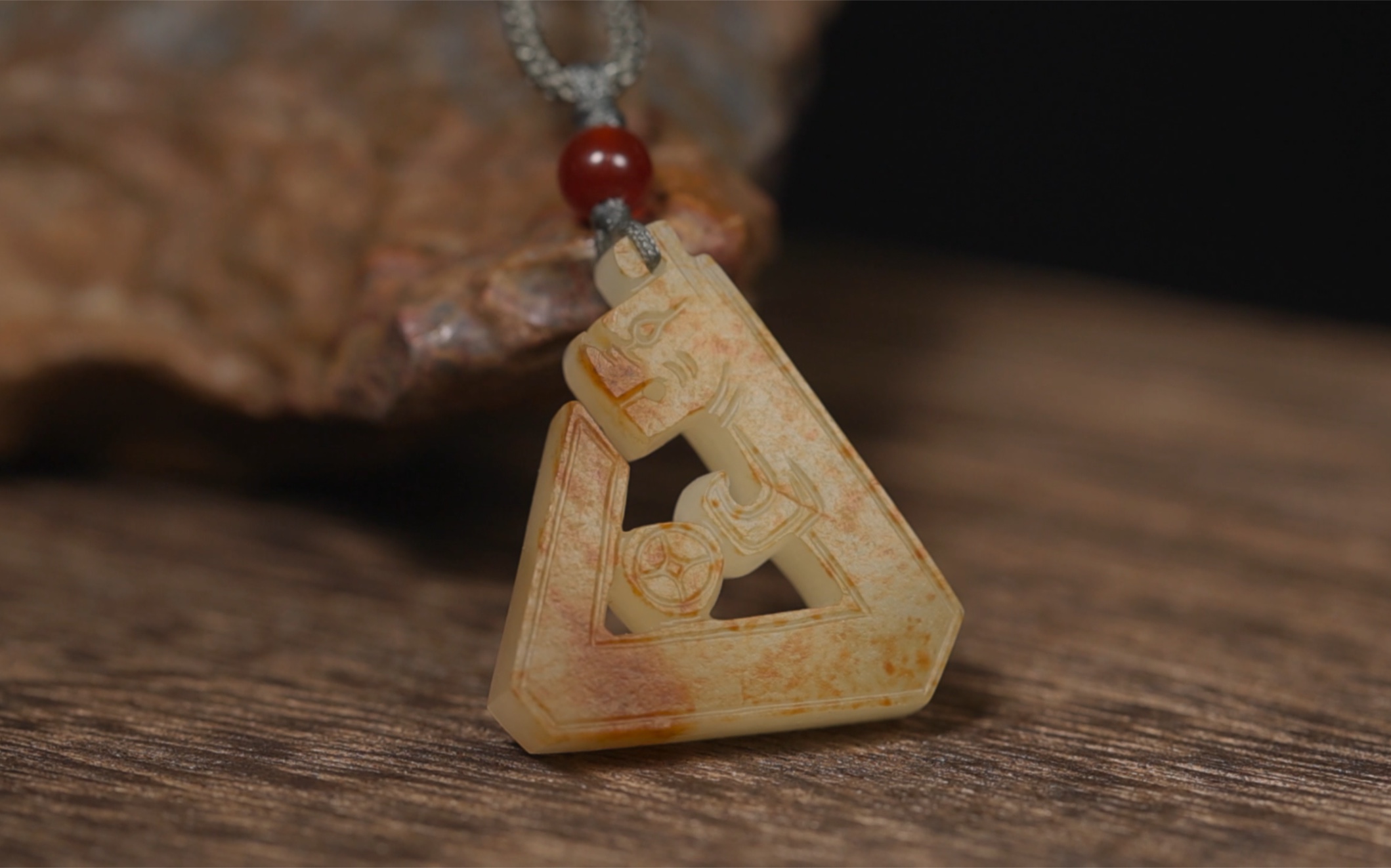 新疆和田玉白玉籽料洒金皮苏工仿古龙挂件玉龙吊坠尺寸:22-20.5-4.