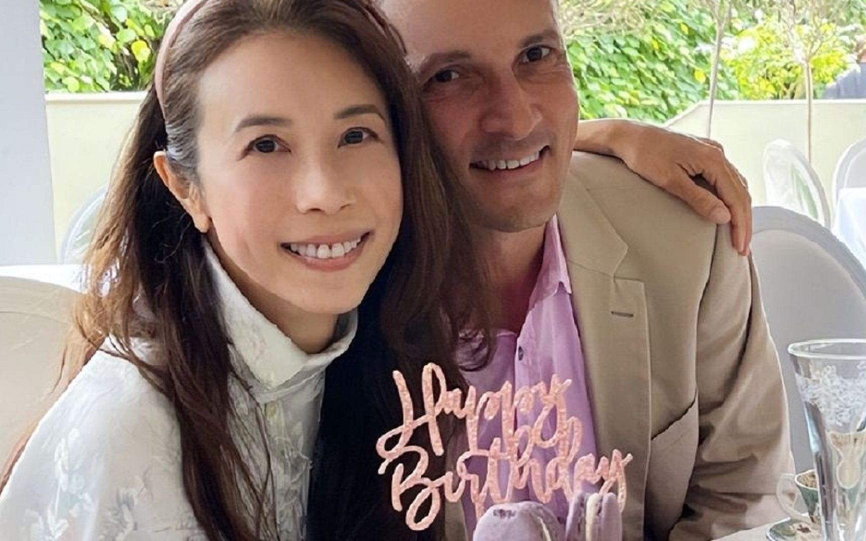 莫文蔚晒照庆52岁生日与德国老公相拥合影太甜蜜