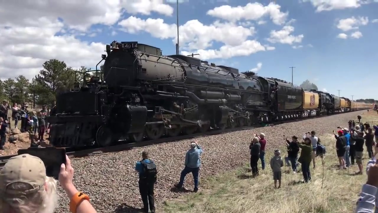 up4014"大男孩号"蒸汽机车与up844"活着的传奇"号蒸汽机车在怀俄明的