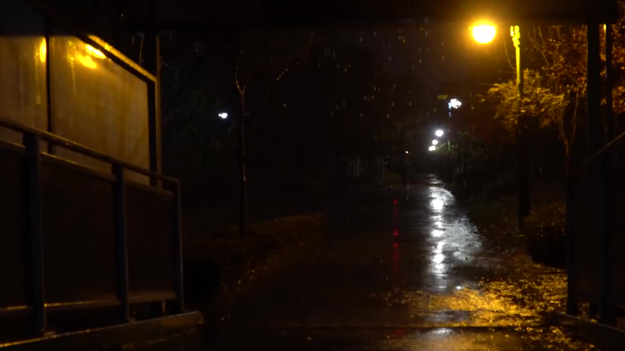【微媒眠音】下雨的夜晚 大雨声_哔哩哔哩_bilibili