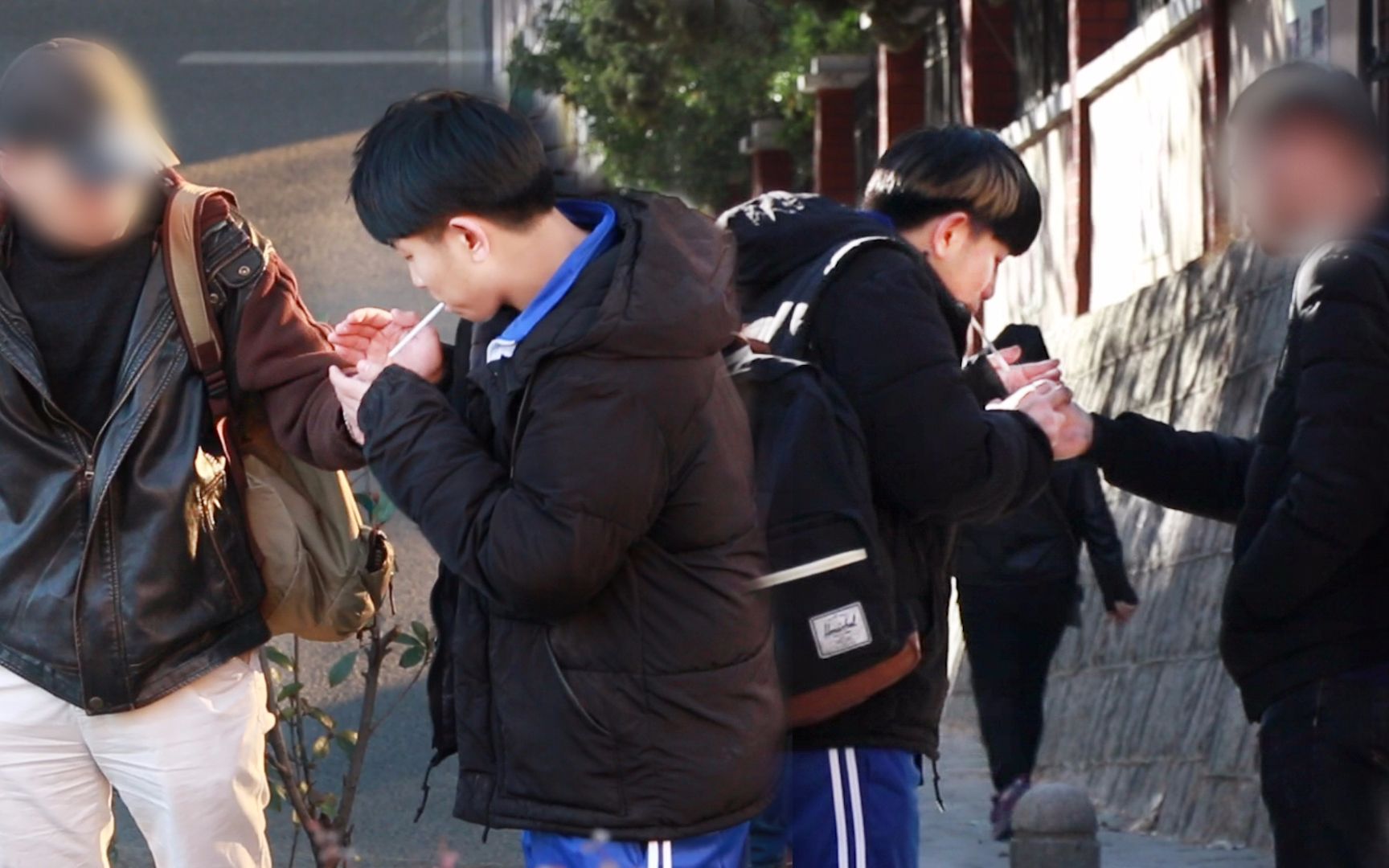 社会实验中学生在街头借火竟然有人主动点烟你会协助未成年人做不对的