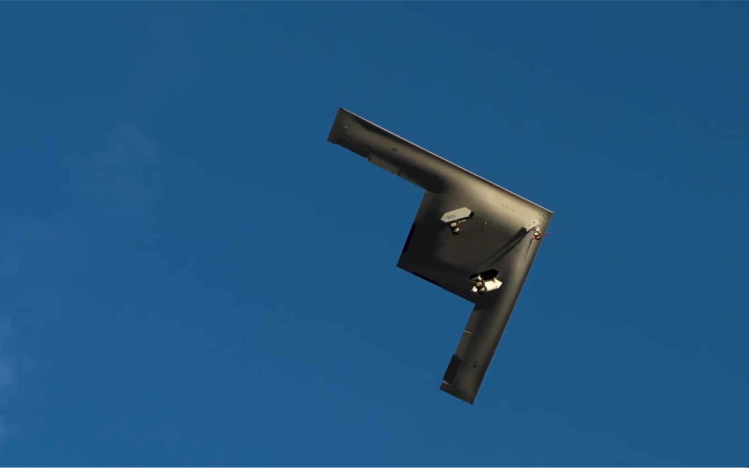 美国空军b2升级版,b21突袭者飞翼轰炸机首飞实录