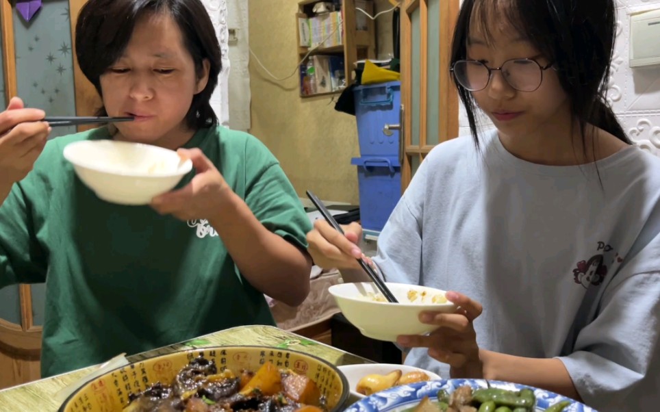 扒茄子腊肉豆角,苏叶子加糖蒜和辣椒酱,全是下饭菜,一人造两碗哔哩哔哩bilibili