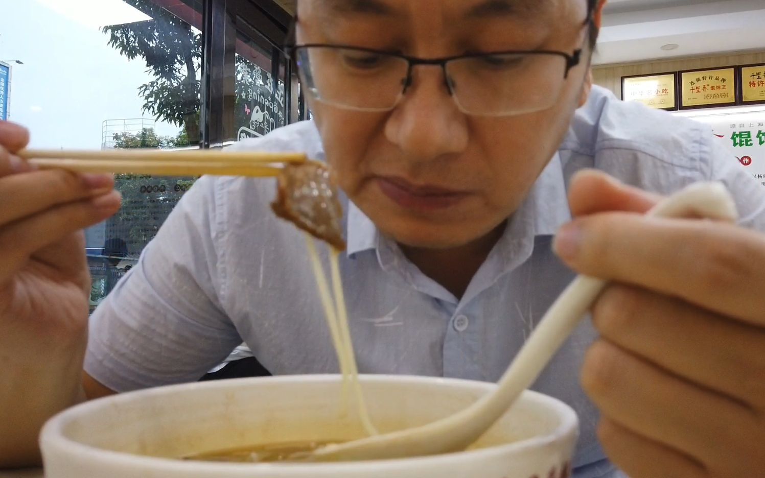 深圳消费最低的三和,吃一碗挂壁牛肉米粉,才12块,味道美滋滋_哔哩哔哩