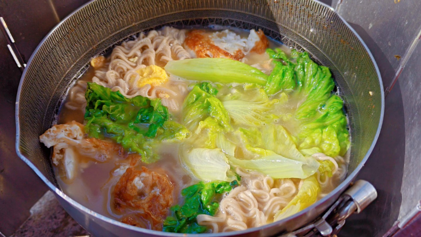 发现江陵版的"圣象天门",吃个美味的自助快餐,露营湖边欣赏美丽的晚霞