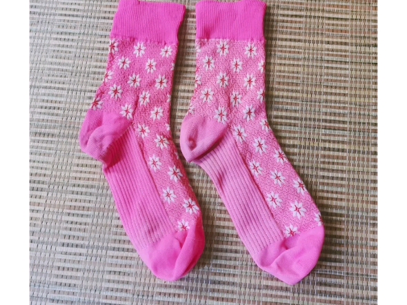 粉色系,雪花图案的尼龙袜