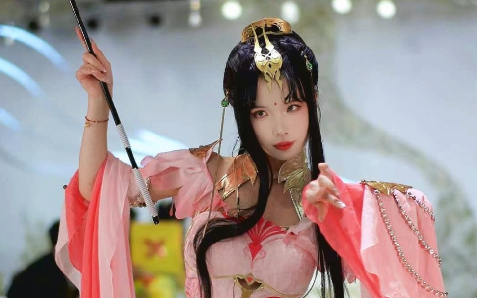 穿上驰冥秀姐去走秀啦