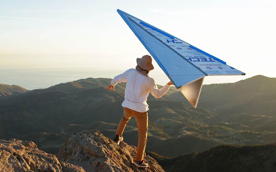 折一个巨型纸飞机,看看它能飞多远!