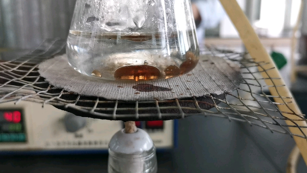 重结晶溶解乙酰苯胺的一小段过程
