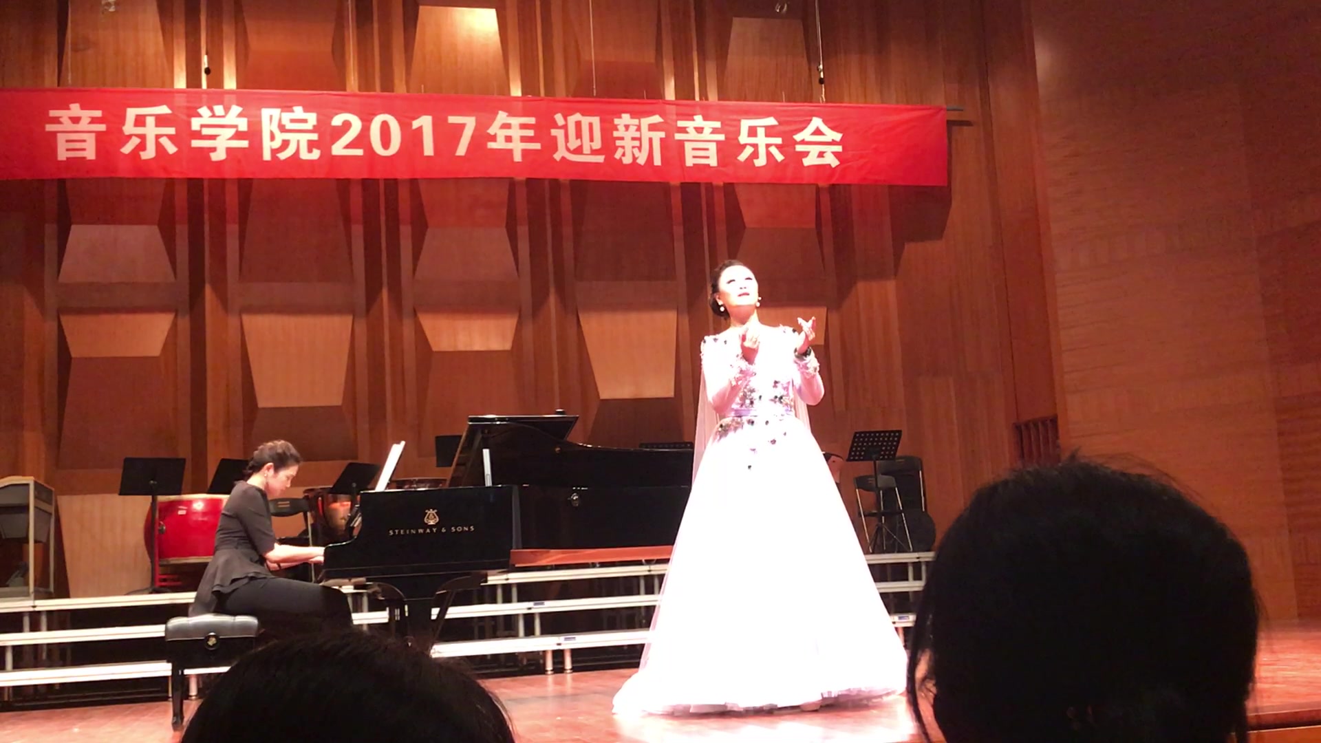 [图]福建师范大学2017迎新音乐会 女高音独唱《轻轻推开一扇窗——原创音乐剧<星>选段》