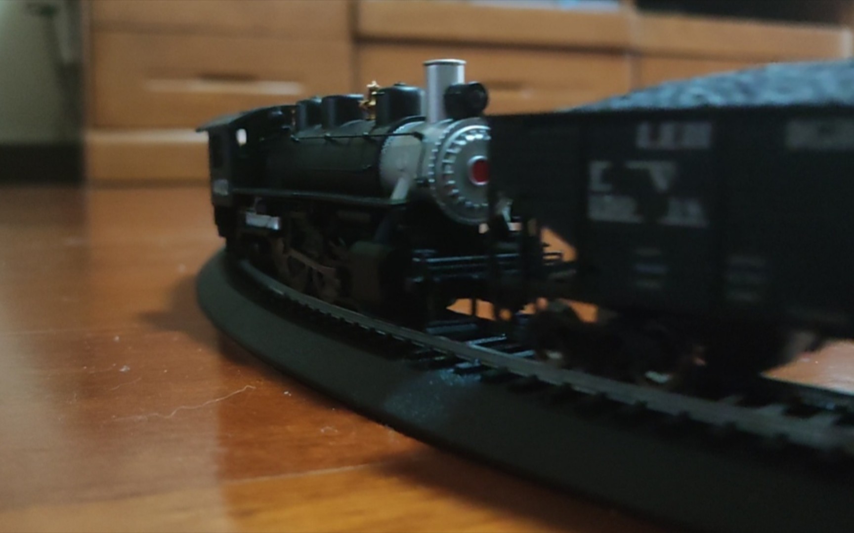 百万城usra 0-6-0型蒸汽机车模型倒退牵引货列