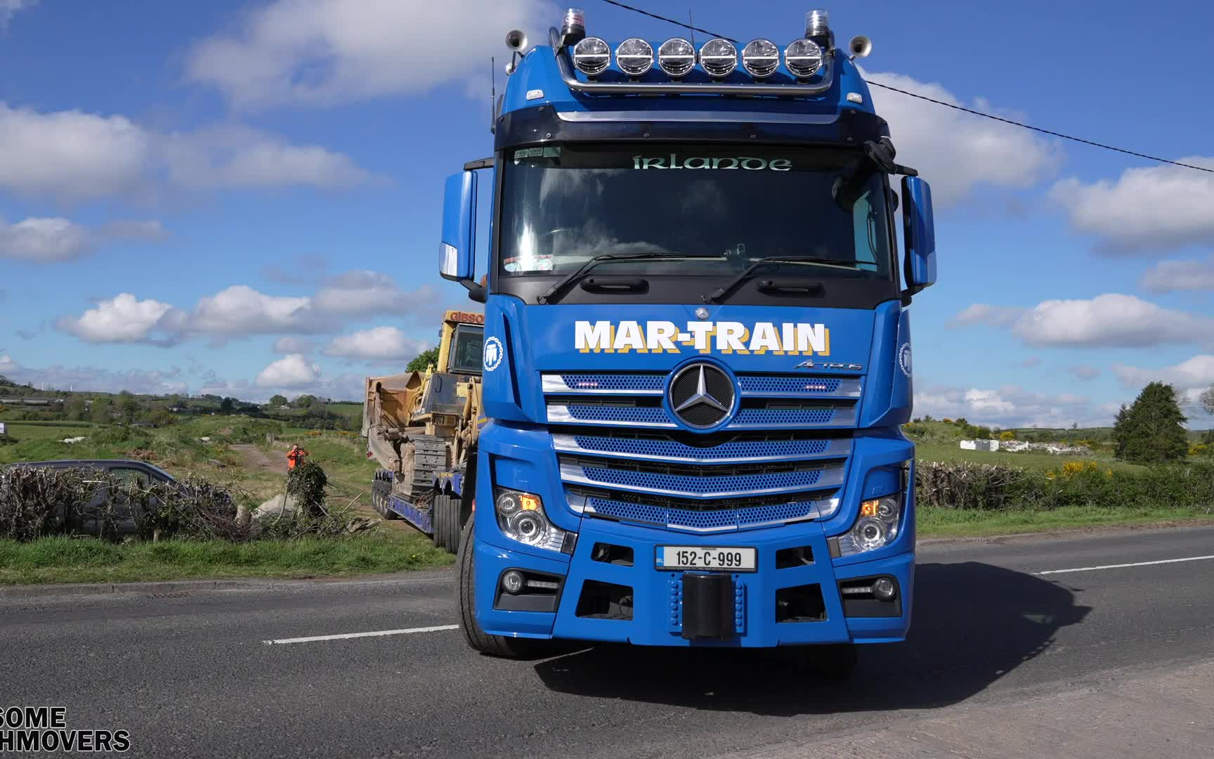 【欧洲卡车】英国mar-train公司的奔驰新阿克托斯卡车从建筑工地上拉