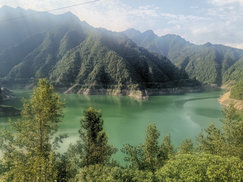 鹤峰县南斗江,江中间十多条几米长的鱼,应该是江豚吧哔哩哔哩bilibili