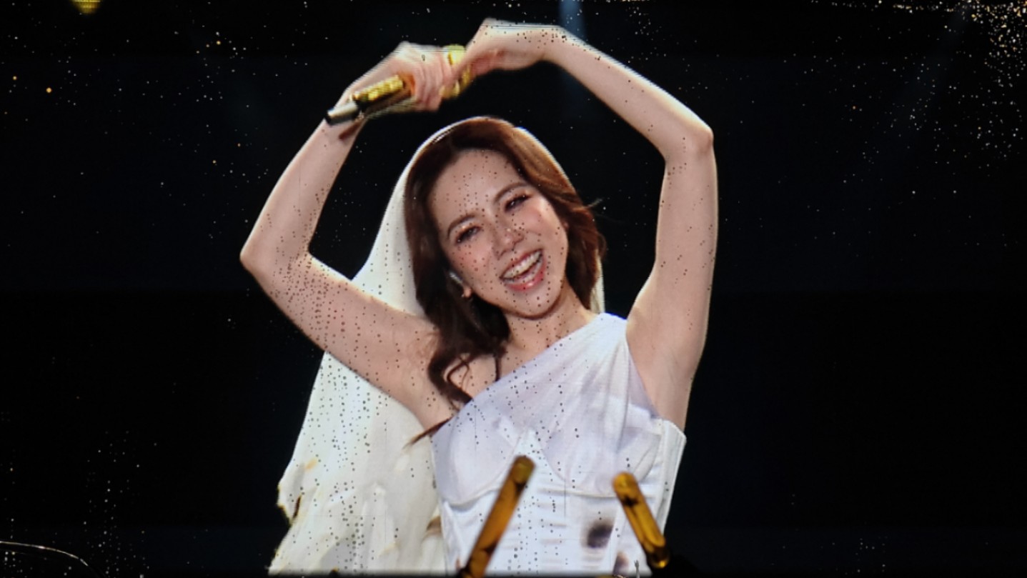 2024年5月19日,邓紫棋一边哭哭,一边夸奖太原的我们最棒,还不让告诉