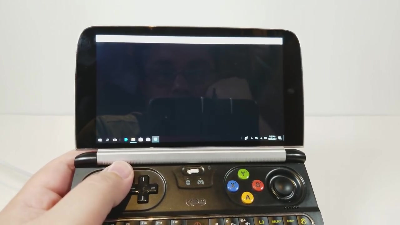 [图]国外玩家用GPD WIN 2代游戏掌机玩 《马里奥赛车8》，卡丁车之王