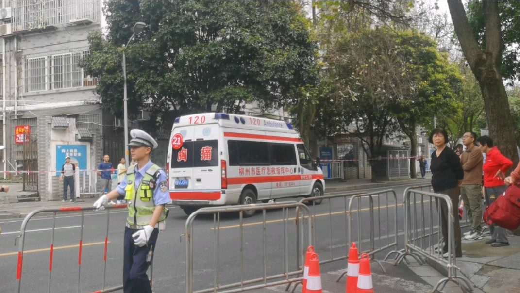 【紧急走行】柳州市公安交通警察支队 柳州市医疗紧急指挥中心 柳州市工人医院 在弯塘路马拉松中 快速走行哔哩哔哩bilibili