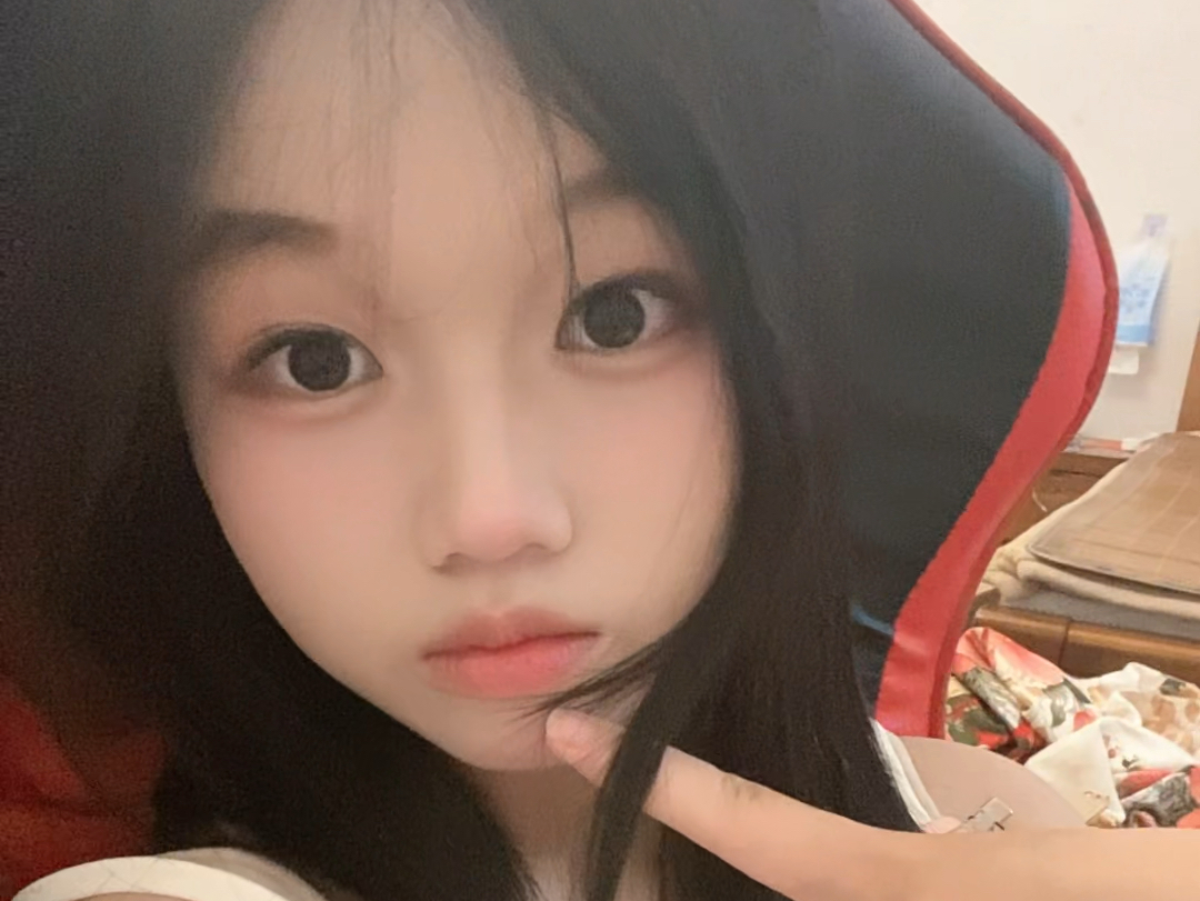 美女自拍,眨眼卖萌可爱吗? 今晚 八点直播哦