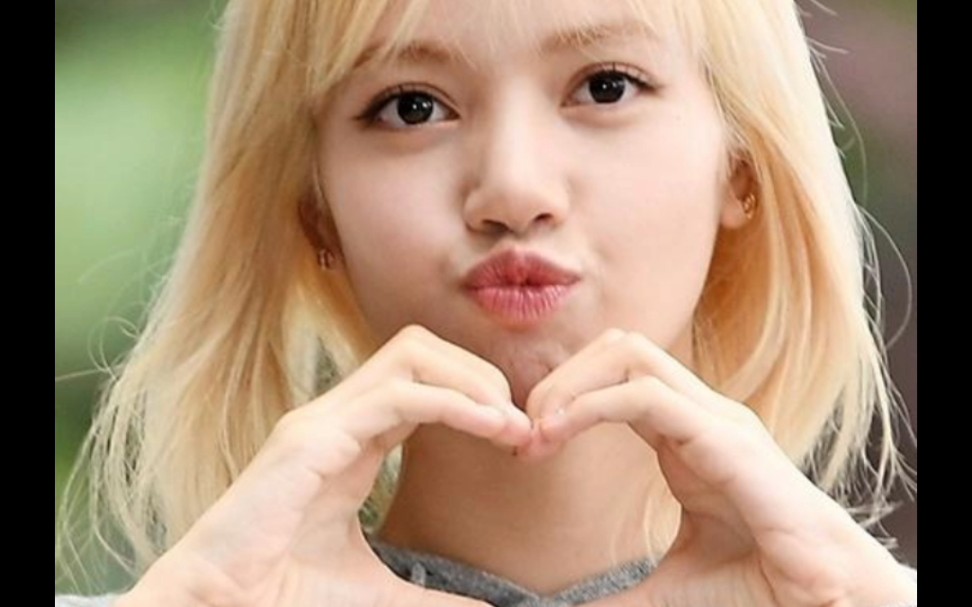 今日份甜酷沙 #lisa出席法国巴黎时装周#机场花式比心_哔哩哔哩_bili