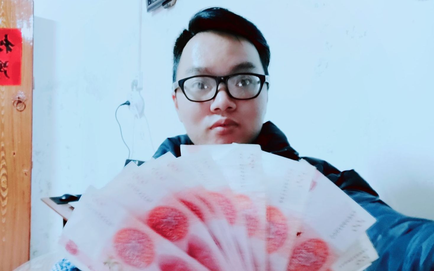 打工小伙没发工资钱花完,女房东知道后给1000块,疫情无情人有情