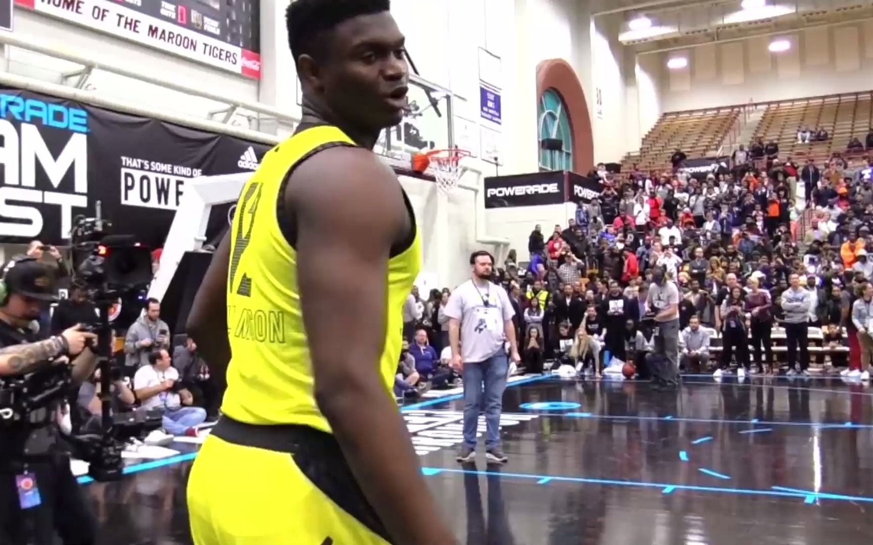 nba状元锡安 · 威廉姆森在麦当劳举行的扣篮大赛,会飞的胖子!