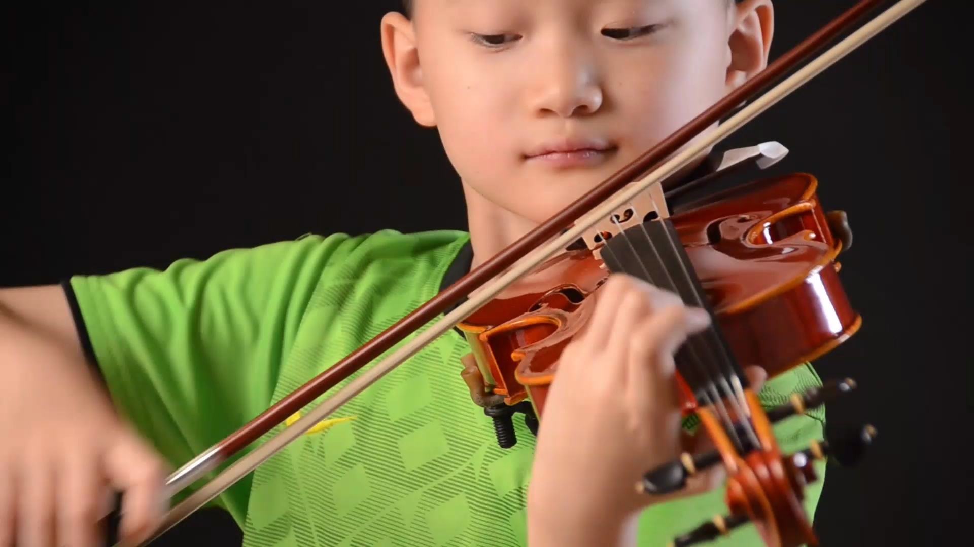 小男孩用小提琴演奏《你笑起来真好看》,灵动活泼,学提琴真的要趁早!
