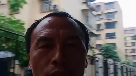 [图]下大雨也能唱《爱情就像一阵风》这首歌。